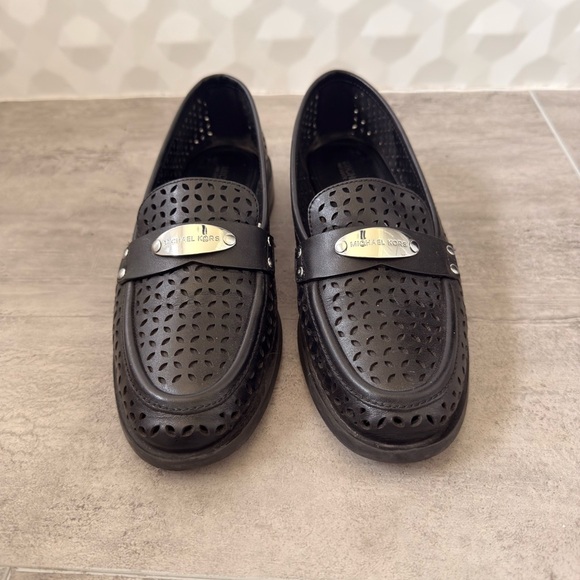 Michael Kors Finley womens black leather perforated loafers size 7M - Picture 2 of 12